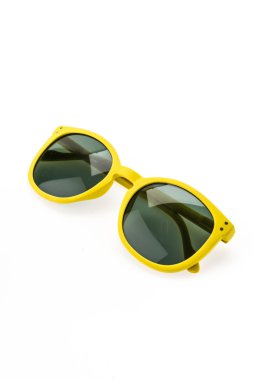 Güneş gözlüğü beyaza izole edilmiş