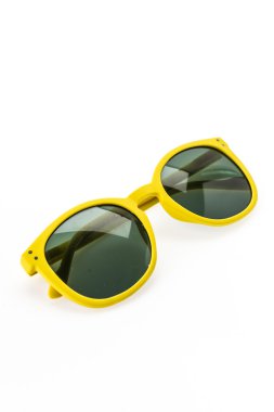 Güneş gözlüğü beyaza izole edilmiş