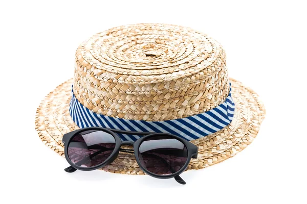 Chapeau de paille et lunettes de soleil — Photo