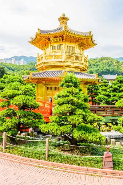 Gouden Chinees paviljoen in park — Stockfoto