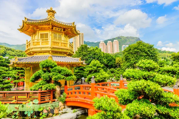 Gouden Chinees paviljoen in park — Stockfoto