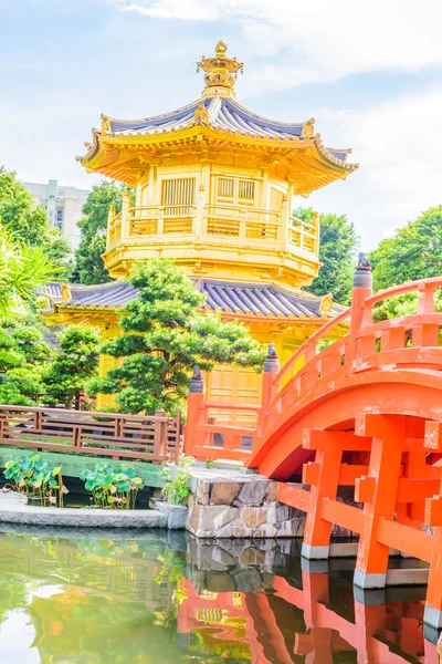 Gouden Chinees paviljoen in park — Stockfoto