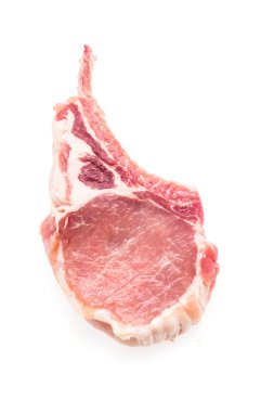 çiğ et domuz üzerinde beyaz izole