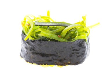 Deniz yosunu suşi üzerine beyaz izole