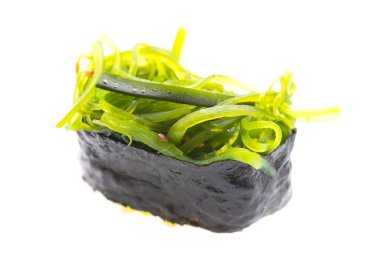 Deniz yosunu suşi üzerine beyaz izole