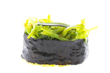 Deniz yosunu suşi üzerine beyaz izole