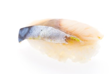 saba suşi üzerine beyaz izole