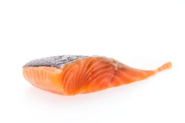 Somon eti üzerinde beyaz izole