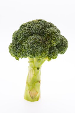 Brokoli beyaza izole edilmiş.