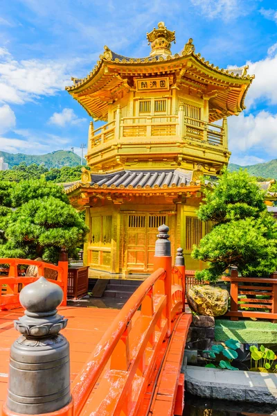 Gold Chinese pavilion at park — Stock Photo, Image