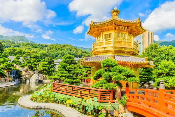 Pavillon chinois doré au parc — Photo