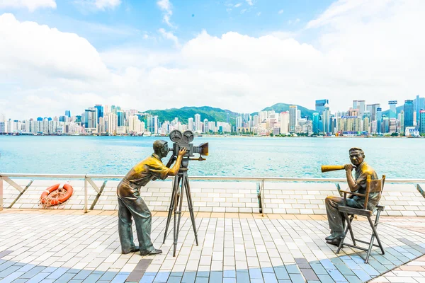 Standbeeld en skyline — Stockfoto