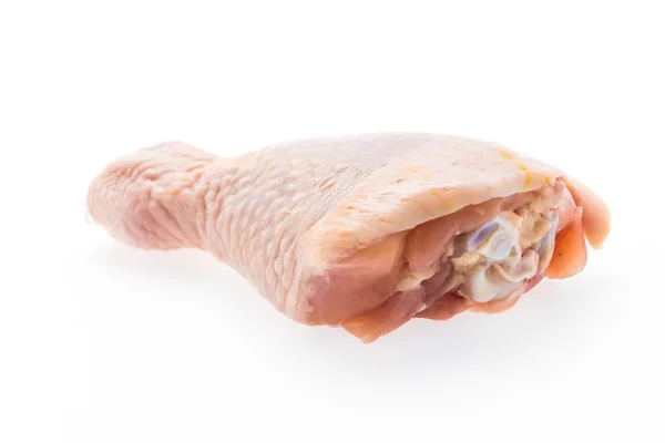 Carne di pollo cruda isolata su bianco — Foto Stock