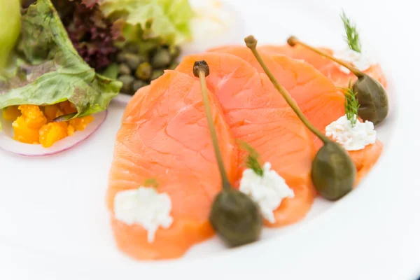 Smoked salmon salad — Stock Photo, Image