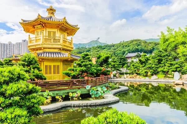 Gold Chinese pavilion at park — Stock Photo, Image