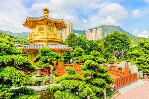 Gold Chinese pavilion at park — Stock Photo, Image