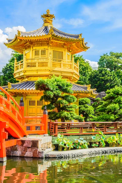 Pavilhão chinês de ouro no parque — Fotografia de Stock