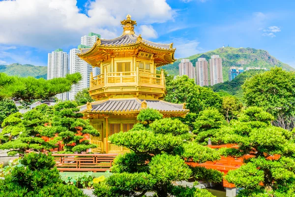 Gold Chinese pavilion at park — Stock Photo, Image