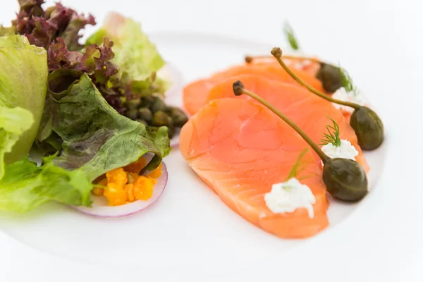 Räucherlachs-Salat — Stockfoto