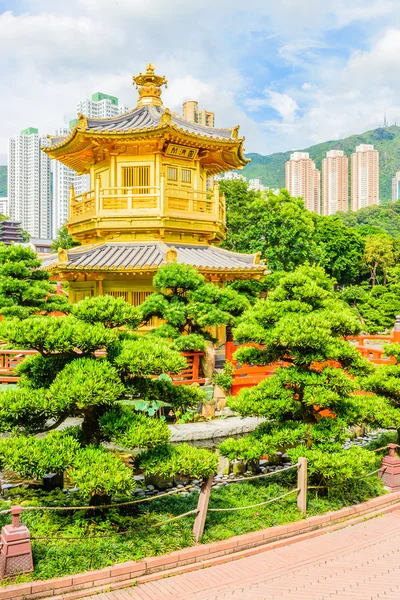 Pavilhão chinês de ouro no parque de Hong Kong — Fotografia de Stock