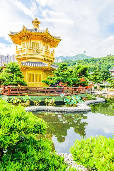 Pavillon chinois doré au parc de Hong Kong — Photo