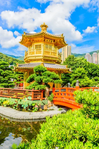 Padiglione cinese d'oro al parco di Hong Kong — Foto Stock