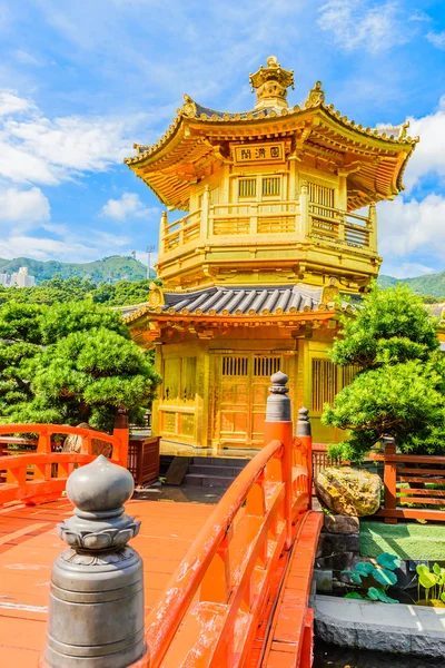 Padiglione cinese d'oro al parco di Hong Kong — Foto Stock