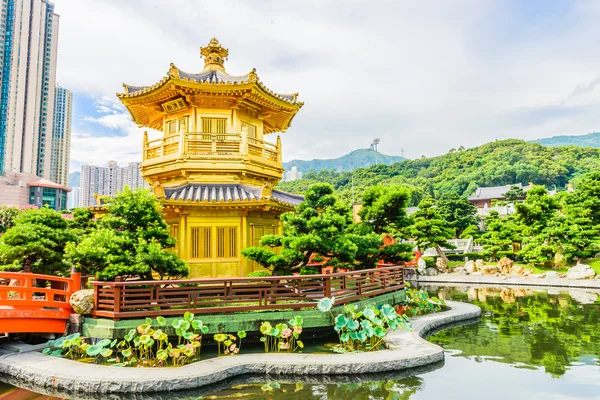 Gold Chinese pavilion at park — Stock Photo, Image