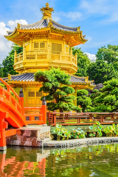 Gold Chinese pavilion at park — Stock Photo, Image