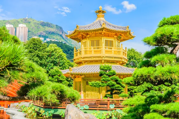 Gold Chinese pavilion at park — Stock Photo, Image