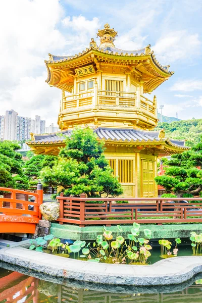 Gold Chinese pavilion at park — Stock Photo, Image