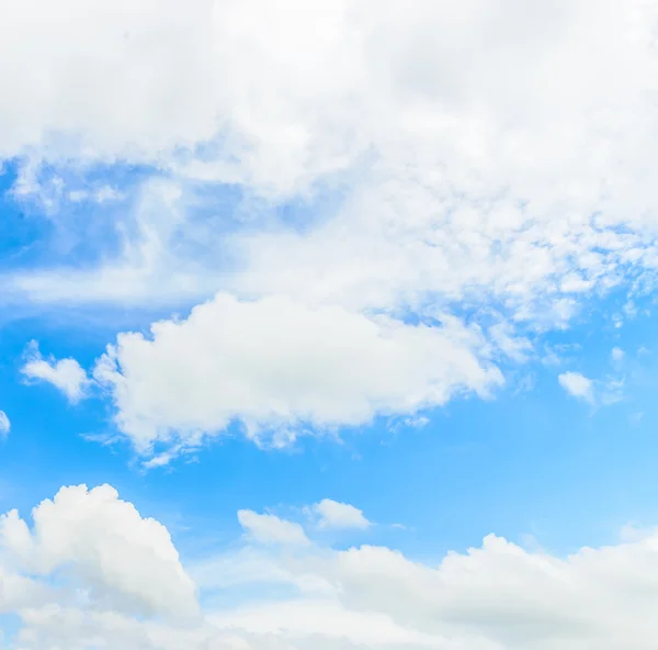 Moln på blå himmel — Stockfoto