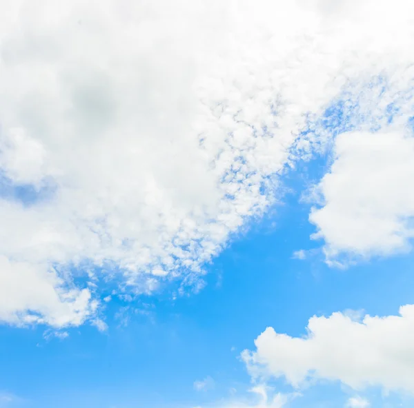 Wolken op blauwe lucht — Stockfoto