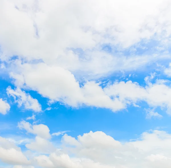 Wolken op blauwe lucht — Stockfoto