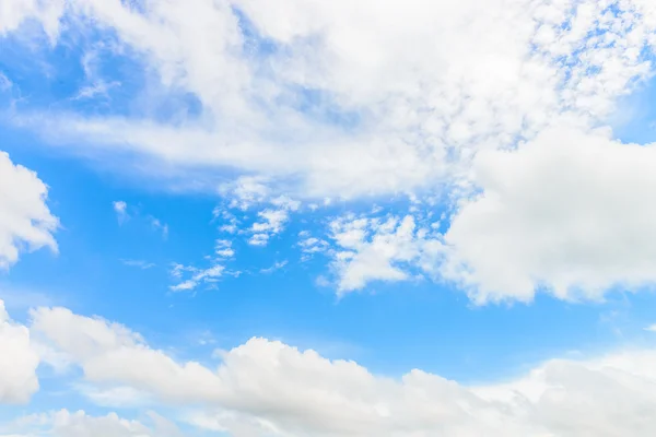 Wolken am blauen Himmel — Stockfoto