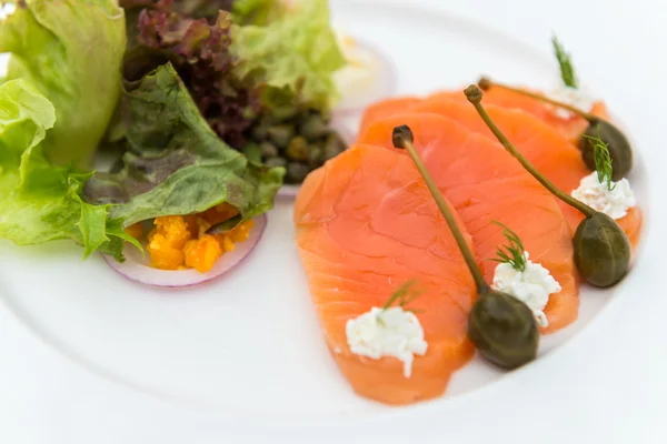 Räucherlachs-Salat — Stockfoto