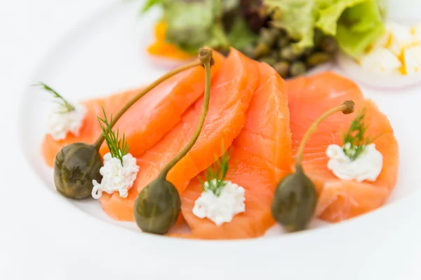 Räucherlachs-Salat — Stockfoto