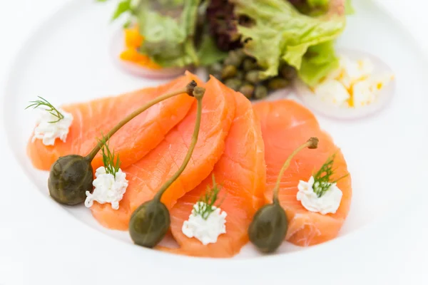 Smoked salmon salad — Stock Photo, Image