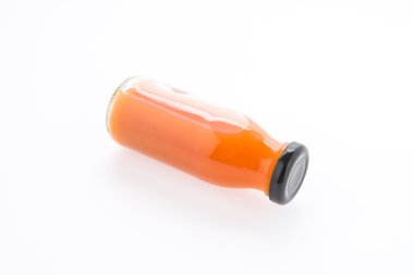 Beyaz arka plan üzerinde izole portakal suyu şişesi