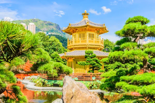 Gold Chinese pavilion — Stock Photo, Image