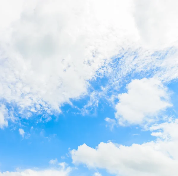 Nuvens no céu azul — Fotografia de Stock