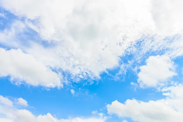 푸른 하늘에 구름 — 스톡 사진