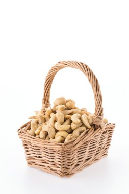 sepet içinde kaju fıstığı