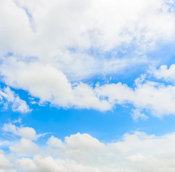 Moln på blå himmel — Stockfoto