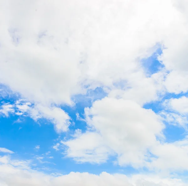 Nubes en el cielo azul — Foto de Stock