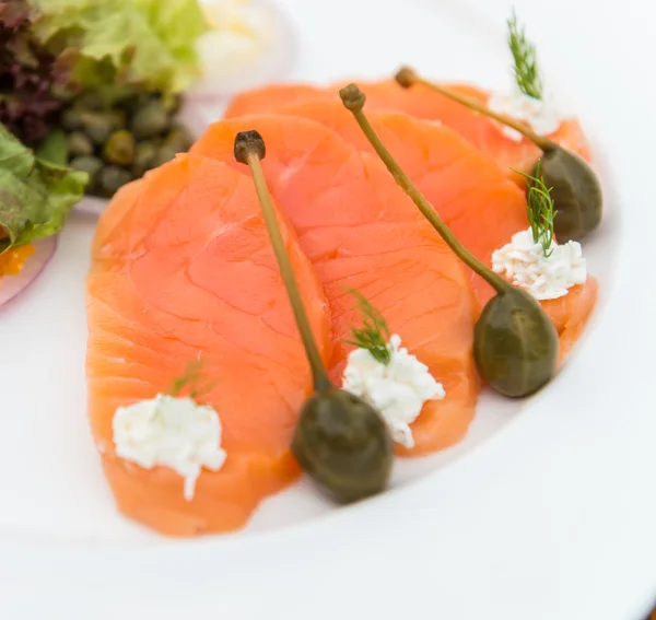 Räucherlachs-Salat — Stockfoto