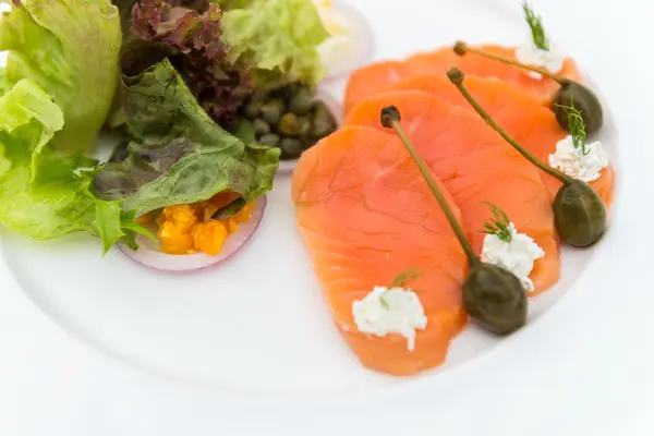 Räucherlachs-Salat — Stockfoto