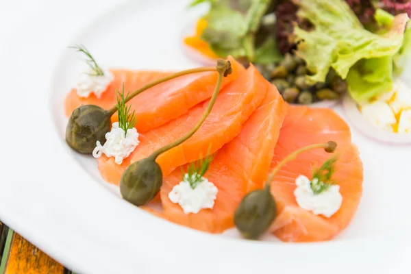 Smoked salmon salad — Stock Photo, Image