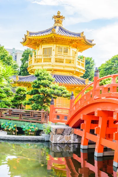 Pavillon chinois doré au parc de Hong Kong — Photo