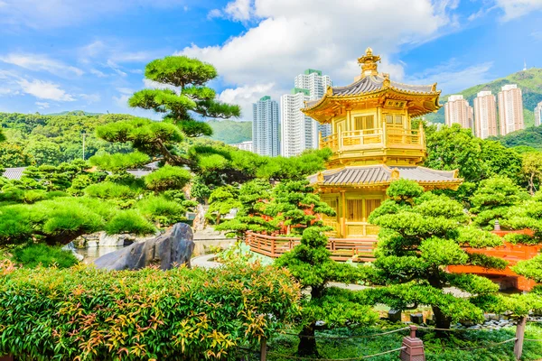 Gold Chinese pavilion at the park of Hong Kong — Stock Photo, Image